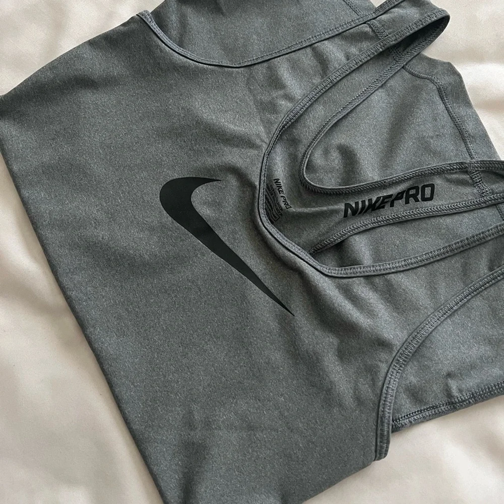 Nike pro sleeveless compression tank tops xs - Picture 2 of 10
